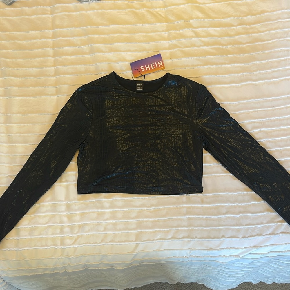 Brand new never worn black Shein snakeskin crop top. Size large
